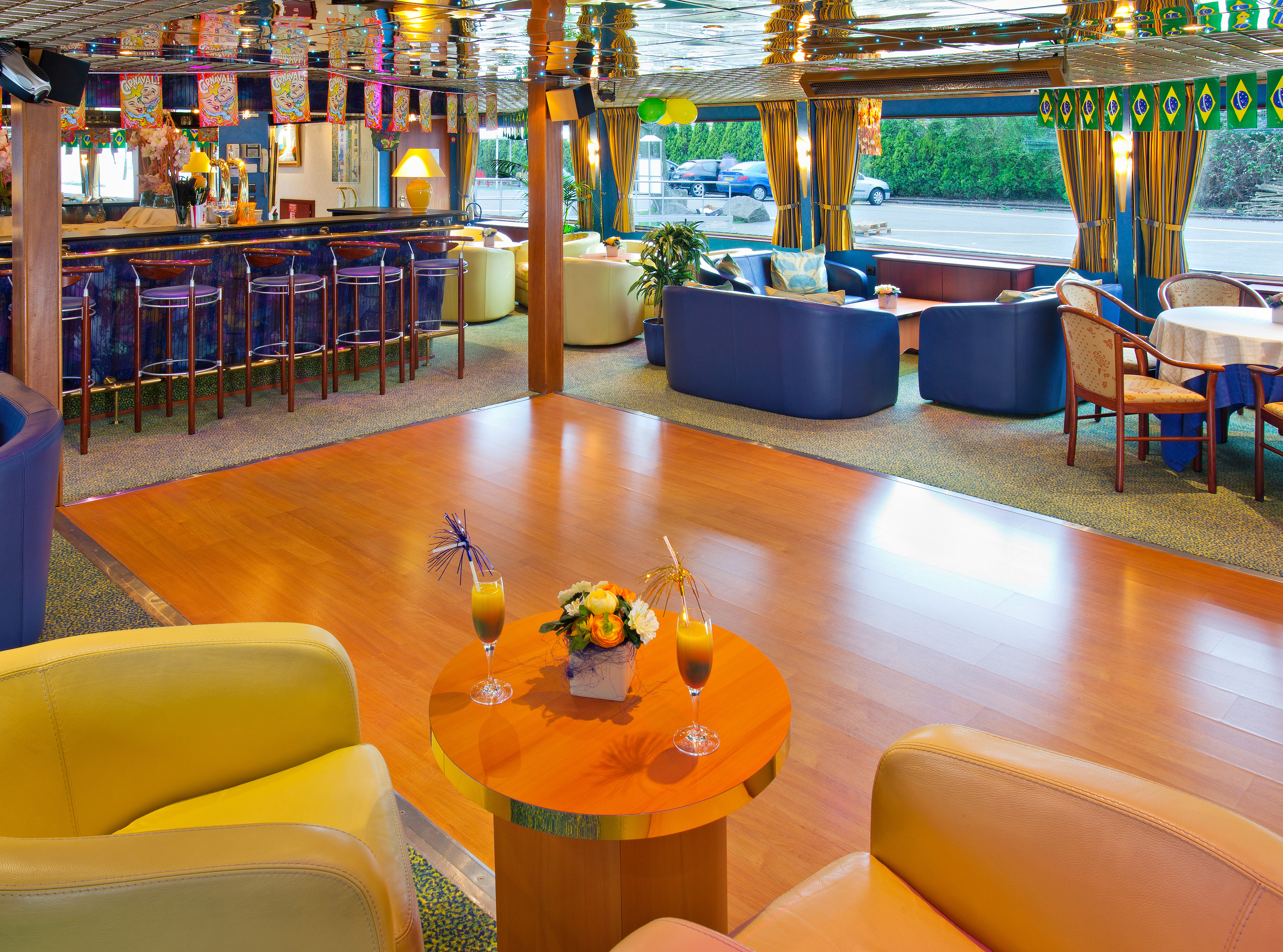 CroisiEurope MS La Boheme Lounge Bar 2.jpg